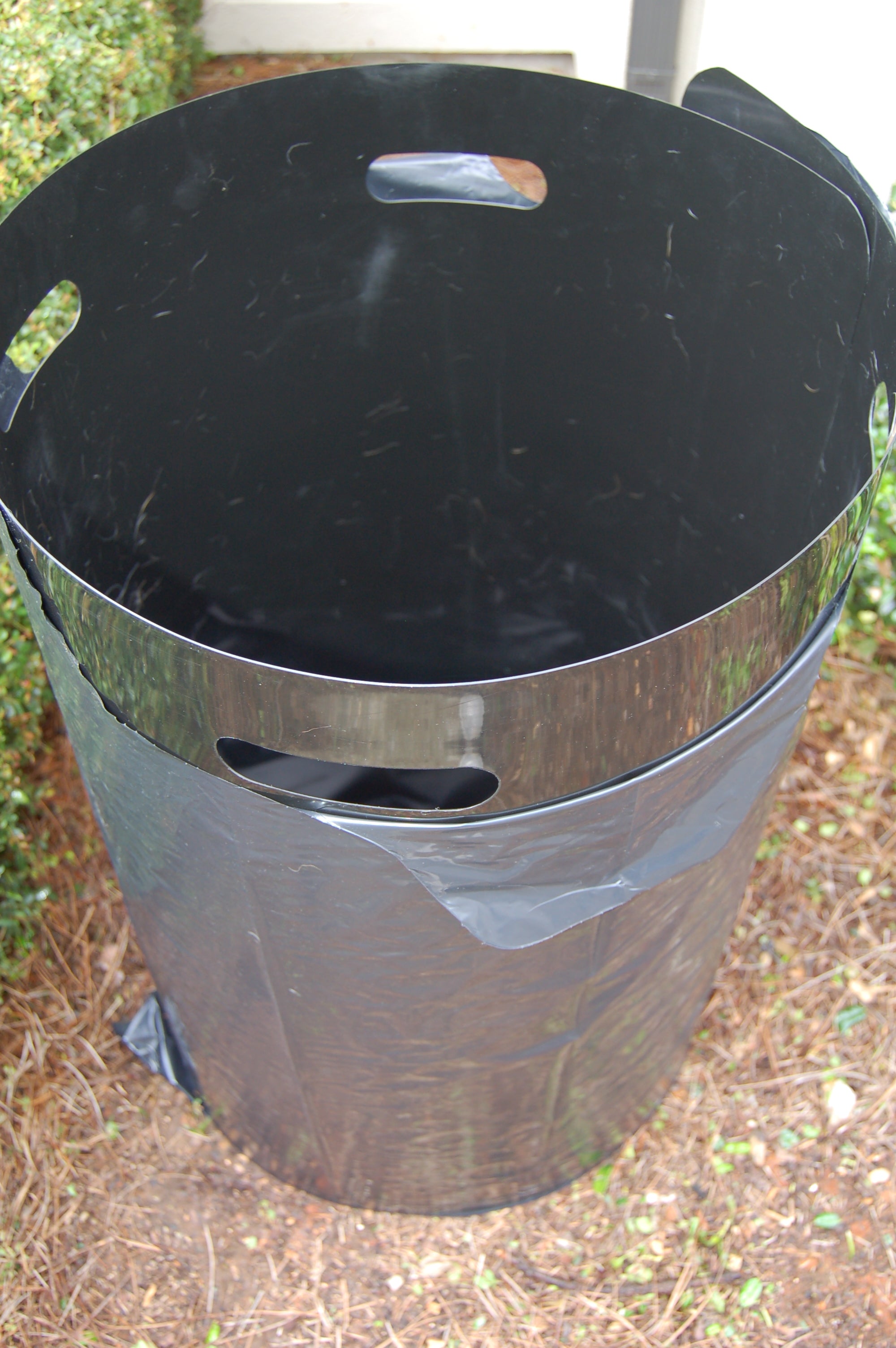 RootMaker Adjustable Leaf Bag Holder